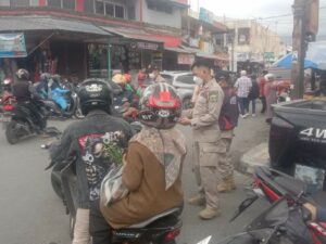 BPBD Kesbangpol Padang Panjang Kembali Bagikan Masker Antisipasi Dampak Abu Vulkanik Marapi