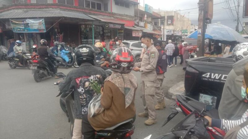 BPBD Kesbangpol Padang Panjang Kembali Bagikan Masker Antisipasi Dampak Abu Vulkanik Marapi