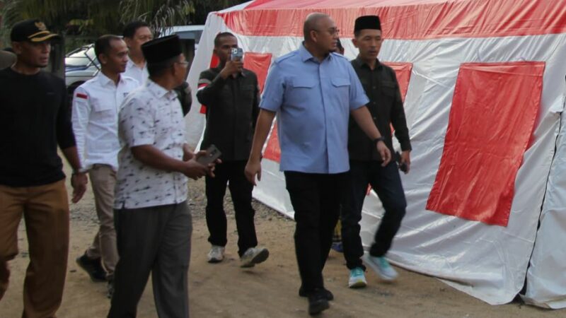 Anggota DPR Andre Rosiade Bantu Korban Banjir di Dharmasraya Rp25 Juta