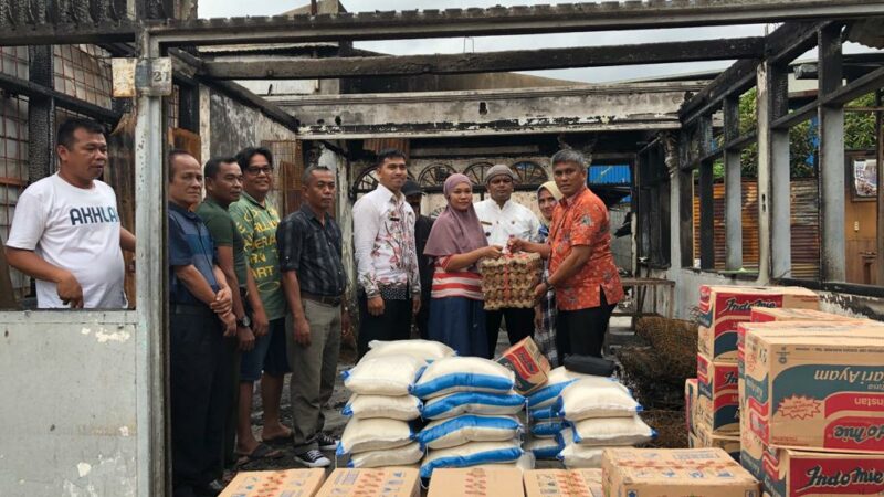 Semen Padang Serahkan Bantuan Sembako untuk Korban Kebakaran di Pampangan