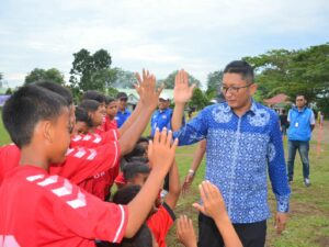 Wako Hendri Septa Ajak Anak-anak SSB Berlatih Tekun untuk Jadi Pesepakbola Handal