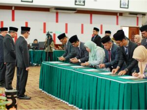 Rektor UNAND Lantik Sekretaris Universitas dan Sejumlah Pejabat