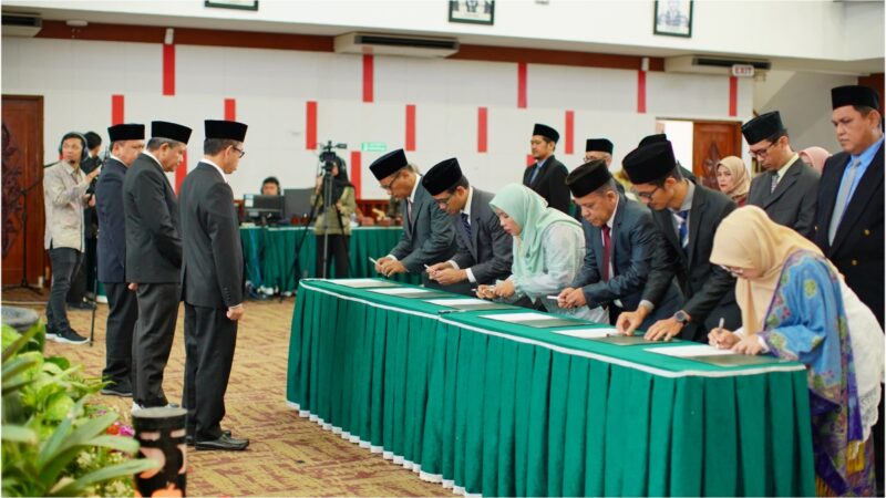 Rektor UNAND Lantik Sekretaris Universitas dan Sejumlah Pejabat