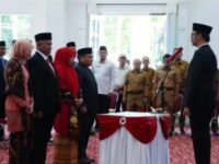 Sebanyak 81 pejabat baru dilantik Wali Kota Bukittinggi Erman Safar pada Selasa (2/1/2024) di Balairung Rumah Dinas Wako. Di antara yang