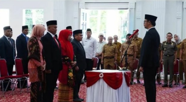 Sebanyak 81 pejabat baru dilantik Wali Kota Bukittinggi Erman Safar pada Selasa (2/1/2024) di Balairung Rumah Dinas Wako. Di antara yang