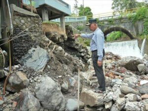 Gubernur Sumatra Barat, Mahyeldi Ansharullah meninjau sejumlah kawasan yang terdampak bencana banjir dan longsor di tiga kabupaten di Sumbar.