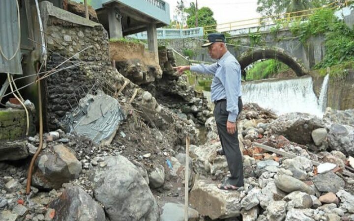 Gubernur Sumatra Barat, Mahyeldi Ansharullah meninjau sejumlah kawasan yang terdampak bencana banjir dan longsor di tiga kabupaten di Sumbar.
