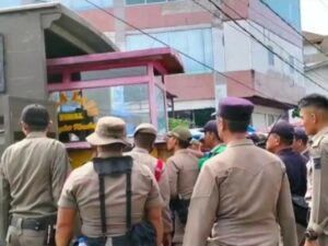 Satpol PP Padang bersama Dinas Perdagangan (Disdag) mengangkut sejumlah lapak pedagang kaki lima (PKL) di kawasan Pasar Raya Barat pada Kamis
