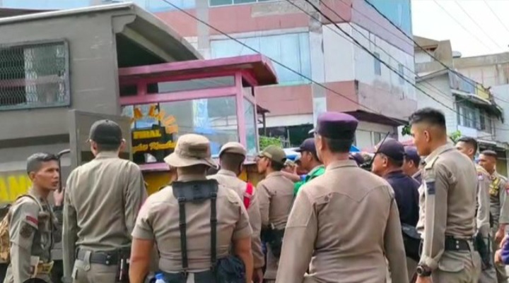 Satpol PP Padang bersama Dinas Perdagangan (Disdag) mengangkut sejumlah lapak pedagang kaki lima (PKL) di kawasan Pasar Raya Barat pada Kamis