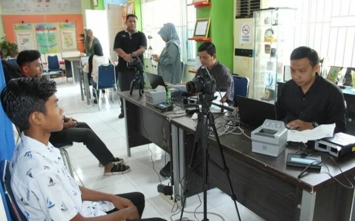 Dinas Kependudukan dan Pencatatan Sipil (Disdukcapil) Kota Padang membuka layanan perekaman KTP elektronik atau e-KTP
