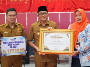 Pemko Padang menerima penghargaan dari Perwakilan Badan Koordinasi Keluarga Berencana Nasional (BKKBN) Provinsi Sumatra Barat.