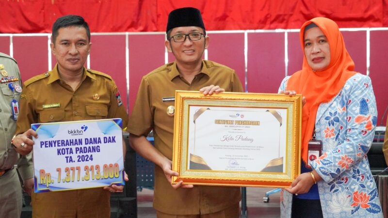 Pemko Padang menerima penghargaan dari Perwakilan Badan Koordinasi Keluarga Berencana Nasional (BKKBN) Provinsi Sumatra Barat.