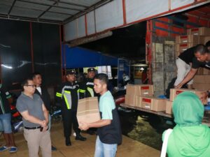 Pj Wali Kota Payakumbuh Jasman meninjau dan melakukan pengecekan kedatangan logistik Pemilu berupa surat suara untuk Pemilu 2024 di gudang