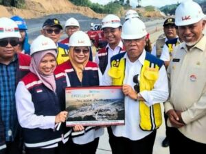 Menteri Pekerjaan Umum dan Perumahan Rakyat (PUPR) Basuki Hadimuljono meninjau Jalan Tol Padang-Pekanbaru Seksi 1 Padang-Sicincin