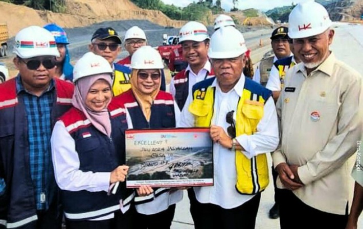 Menteri Pekerjaan Umum dan Perumahan Rakyat (PUPR) Basuki Hadimuljono meninjau Jalan Tol Padang-Pekanbaru Seksi 1 Padang-Sicincin