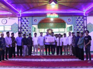 Anggota DPR RI Andre Rosiade menyerahkan bantuan sebesar Rp50 juta untuk pembangunan Masjid Taqwa, Batu Manjulur, Kecamatan Kupitan,