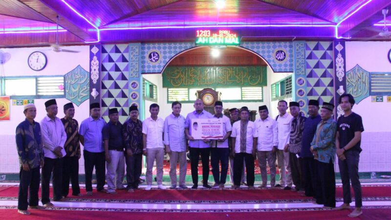 Anggota DPR RI Andre Rosiade menyerahkan bantuan sebesar Rp50 juta untuk pembangunan Masjid Taqwa, Batu Manjulur, Kecamatan Kupitan,