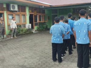 Belasan pelajar diamankan Satpol PP Padang karena keluyuran saat Proses Belajar Mengajar (PBM) berlangsung pada Rabu (17/1/2024).