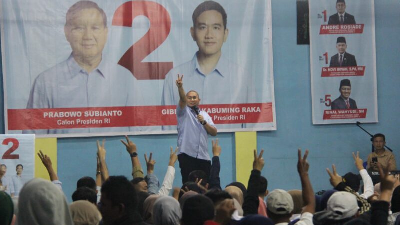 Ketua Tim Kampanye Daerah (TKD) Prabowo-Gibran Sumbar, H Andre Rosiade membakar semangat ribuan orang di Nagari Gadut, Kecamatan Tilatang Kamang, Agam dalam kampanye