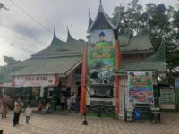 Sebanyak 1.041.476 pengunjung masuk ke tiga objek wisata berbayar di Bukittinggi selama 2023 yang lalu. Total pendapatan asli daerah (PAD)