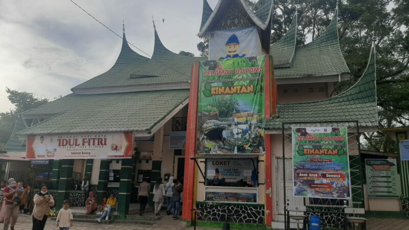 Sebanyak 1.041.476 pengunjung masuk ke tiga objek wisata berbayar di Bukittinggi selama 2023 yang lalu. Total pendapatan asli daerah (PAD)