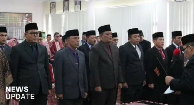 Bupati Agam, Andri Warman melantik 15 pejabat Eseloan II B pada. Para pejabat di lingkungan Pemkab Agam itu dilantik di aula kantor bupati.