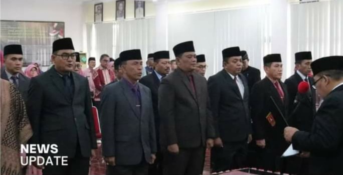 Bupati Agam, Andri Warman melantik 15 pejabat Eseloan II B pada. Para pejabat di lingkungan Pemkab Agam itu dilantik di aula kantor bupati.