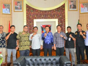 Wakil Wali Kota Padang Ekos Albar melakukan pertemuan dengan Kasat Intel Polresta Padang, AKP Asrol Hendra. Pertemuan itu berlangsung