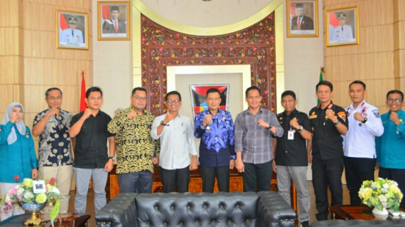 Wakil Wali Kota Padang Ekos Albar melakukan pertemuan dengan Kasat Intel Polresta Padang, AKP Asrol Hendra. Pertemuan itu berlangsung