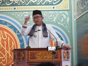 Wali Kota Padang Hendri Septa menjadi khatib pada pelaksanaan Salat Jumat di Masjid Taqwa Muhammadiyah, Pasar Raya Padang, Jumat (26/1/2024).