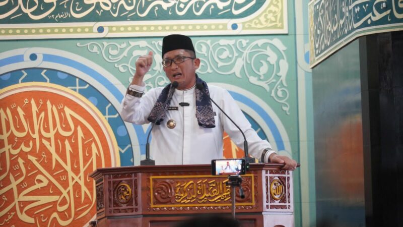 Wali Kota Padang Hendri Septa menjadi khatib pada pelaksanaan Salat Jumat di Masjid Taqwa Muhammadiyah, Pasar Raya Padang, Jumat (26/1/2024).