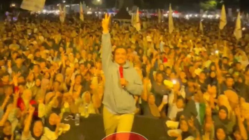 Sekitar 15 ribu orang hadiri Konser Indonesia Maju Prabowo-Gibran di Lapangan Sepakbola Sari Bulan Sawah Padang, Kecamatan Payakumbuh Selatan, Kota Payakumbuh.