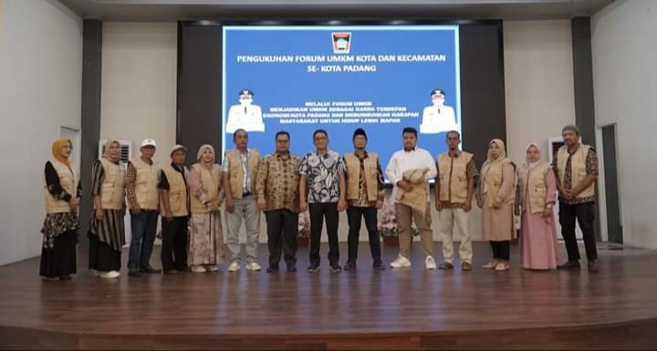 Pengurus Forum Usaha Mikro Kecil menengah (UMKM) Kota dan Kecamatan se-Kota Padang resmi dikukuhkan oleh Wali Kota Hendri Septa.