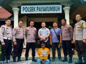 Diduga melakukan pencurian uang di dalam kotak amal masjid, seorang pemuda berinisial AF (21) ditanglap Unit Reskrim Polsek Payakumbuh pada Selasa (30/1/2024)