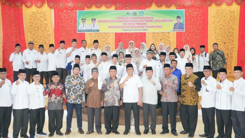 Pengurus Badan Kesejahteraan Masjid (BKM) Kecamatan se-Kota Padang periode 2023-2027 dikukuhkan oleh Wali Kota Padang, Hendri Septa