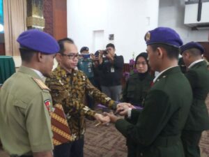 Rektor Lantik Komandan Baru Resimen Mahasiswa UNAND