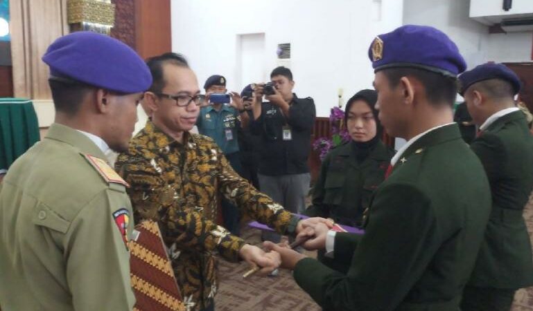 Rektor Lantik Komandan Baru Resimen Mahasiswa UNAND