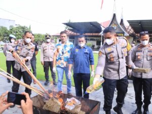 Polres Limapuluh Kota melakukan pemusnahan barang bukti narkoba jenis daun ganja kering pada Jumat (19/1/2024). Kegiatan ini dilaksanakan