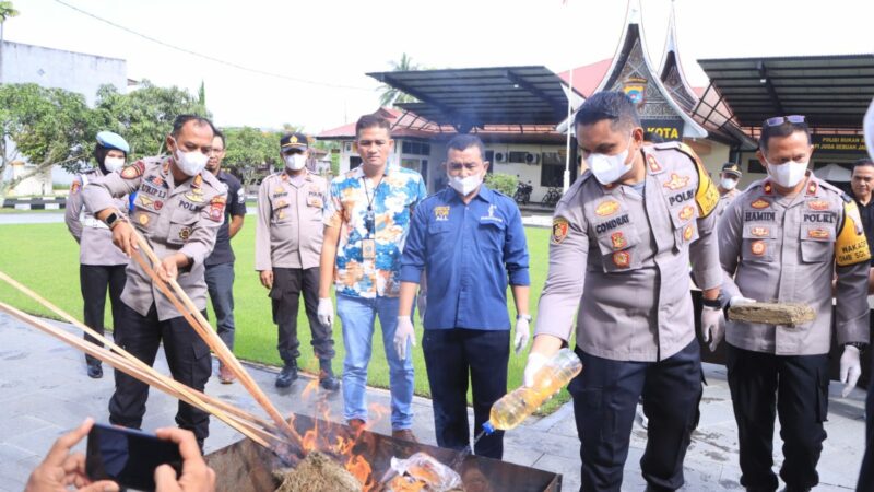 Polres Limapuluh Kota melakukan pemusnahan barang bukti narkoba jenis daun ganja kering pada Jumat (19/1/2024). Kegiatan ini dilaksanakan