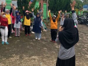 Mahasiswa FKM Unand Skrining Kesehatan dan Latih Lansia di Limapuluh Kota