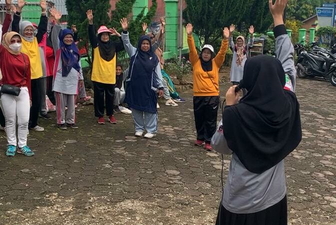 Mahasiswa FKM Unand Skrining Kesehatan dan Latih Lansia di Limapuluh Kota