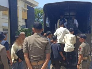 Keluyuran saat proses belajar mengajar (PBM) berlangsung, belasan pelajar diamankan petugas Satpol PP BKO Kecamatan bersama Kasi Trantib