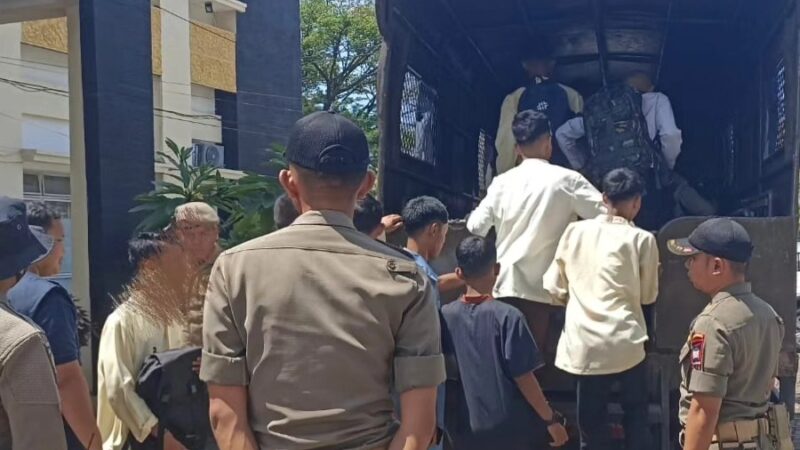 Keluyuran saat proses belajar mengajar (PBM) berlangsung, belasan pelajar diamankan petugas Satpol PP BKO Kecamatan bersama Kasi Trantib