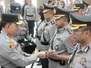 Polda Sumbar melaksanakan upacara serah terima jabatan (sertijab) beberapa Pejabat Utama (PJU) dan Kapolres di jajaran Kepolisian Daerah