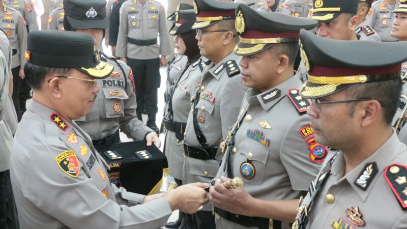 Polda Sumbar melaksanakan upacara serah terima jabatan (sertijab) beberapa Pejabat Utama (PJU) dan Kapolres di jajaran Kepolisian Daerah