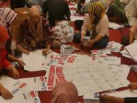 Bawaslu Agam menemukan sebanyak 13.762 lembar surat suara Pemilu 2024 dalam keadaan rusak. Surat suara rusak itu ditemukan selama