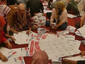 Bawaslu Agam menemukan sebanyak 13.762 lembar surat suara Pemilu 2024 dalam keadaan rusak. Surat suara rusak itu ditemukan selama