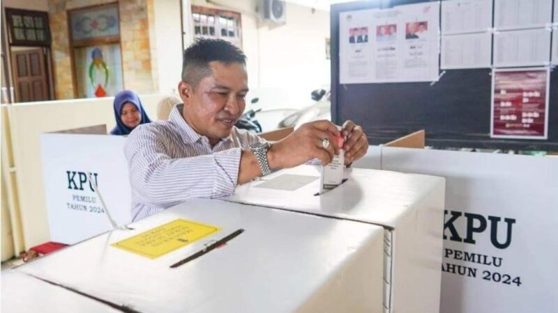 Nyoblos di TPS 10 Olo, Ekos Albar: Semoga Dapat Pemimpin dan Wakil Rakyat Amanah