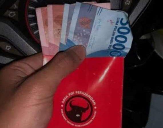 [Republikasi] CEK FAKTA: Beredarnya Foto Amplop Merah Lambang PDI-P dengan Isi Rp.300.000 di Medsos
