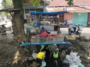 Pemko Padang Turunkan Tim Bersihkan Drainase di Jati Koto Panjang